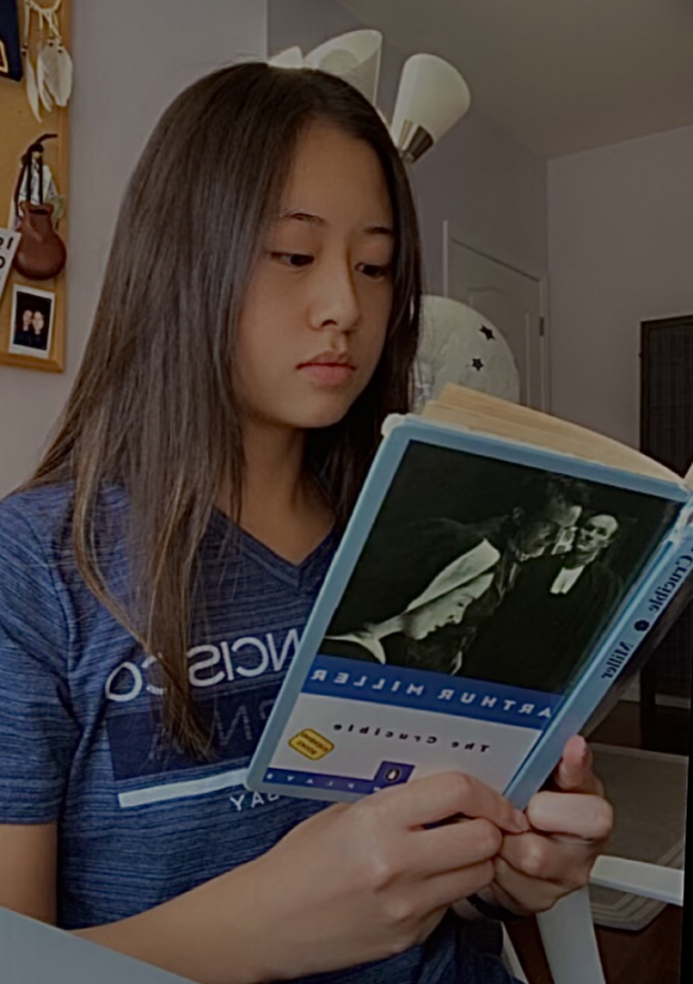Sophomore Evelyn Suh reading assigned literature.