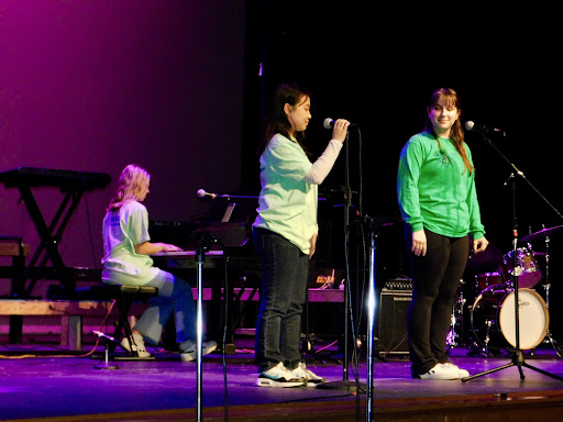 Ellie Lynch playing piano while Kasey Lim and Julie Zesinger sing - Notes of Hope 2022